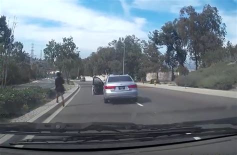 Mujer abandona su vehículo en movimiento - TSM Noticias