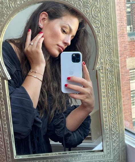 10 Ide Pose Mirror Selfie yang Keren dan Unik