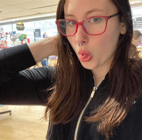 22f lol I look like a mom : r/selfie