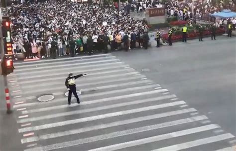 上海南京路步行街五一再现武警“拉链式人墙”，网友纷纷致敬：心里好暖！ | 北晚新视觉