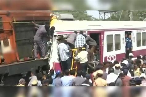 印度两列火车在站台相撞 车厢拱起侧翻、多人受伤