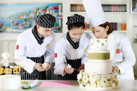学烘焙的女生，让时光甜蜜_重庆新东方烹饪学校
