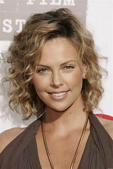Hairstyles With Curly Hair by 21 Stylish Haircuts For Curly Hair Godfather Style Hairstyles With Curly Hair