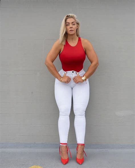 Mia Sand Flaunts Iconic Rolex Cosmograph Daytona - Superwatchman.com