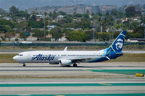 A complete guide to Alaska Airlines lounge access - The Points Guy