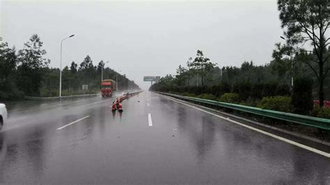 天津雨水洒落 部分路段积水影响出行-图片频道