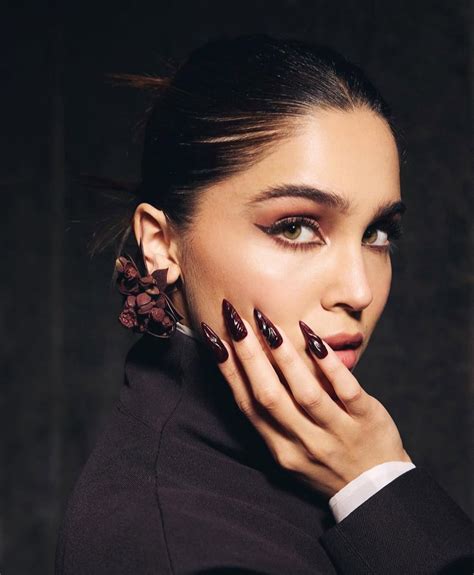 5 Celebrity-Inspired Eye Makeup To Elevate Your Winter Office Lookbook ...