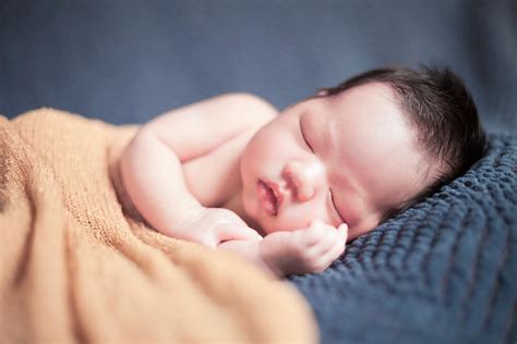 小宝宝究竟应该怎么睡？平躺还是侧躺？__小豆苗疫苗助手