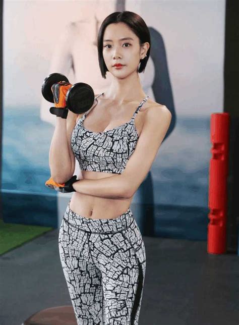 31岁Clara李成敏晒健身照, 网友: 这样的“韩国第一美女”我认