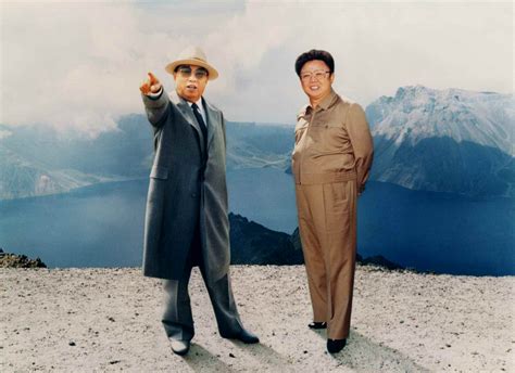 朝鲜官媒刊登金日成和金正日照片纪念建国66周年(图)_新闻_央视网(cctv.com)