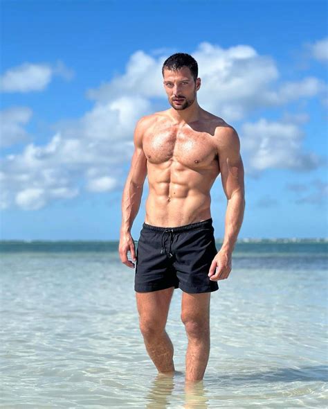 Simone Susinna, chi è l'attore italiano che sta conquistando il mondo?