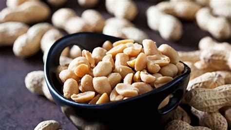 Peanuts Health Benefits: রোজ খান অল্প করে বাদাম! শরীরে কাজ দেবে ...