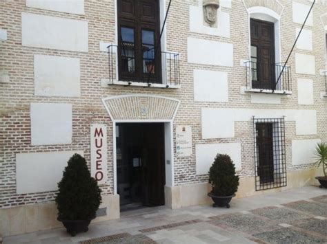 https://media-cdn.tripadvisor.com/media/photo-s/0e/6c/a1/dc/museo-comarcal-velezano.jpg
