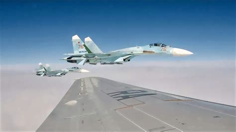 俄罗斯苏-27战机在黑海上空拦截美国空军侦察机_凤凰网