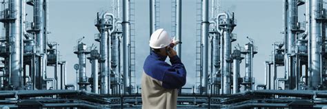 工程师在大型炼油厂前打电话素材-高清图片-摄影照片-寻图免费打包下载