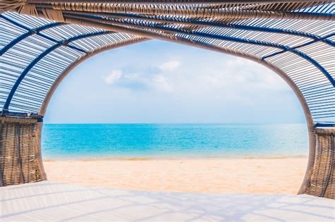 Luxury deck with pillow on the beach and sea | Free Photo