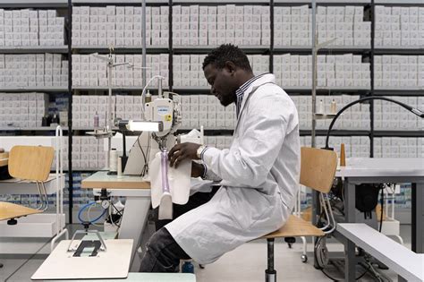 Prada announces more than 400 hires in its factories by the end of 2023 ...