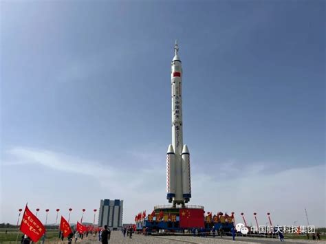 历史上的今天10月12日_2005年神舟六号载人飞船在酒泉卫星发射中心发射升空，成为中国第一艘执行多人多天任务的载人飞船。