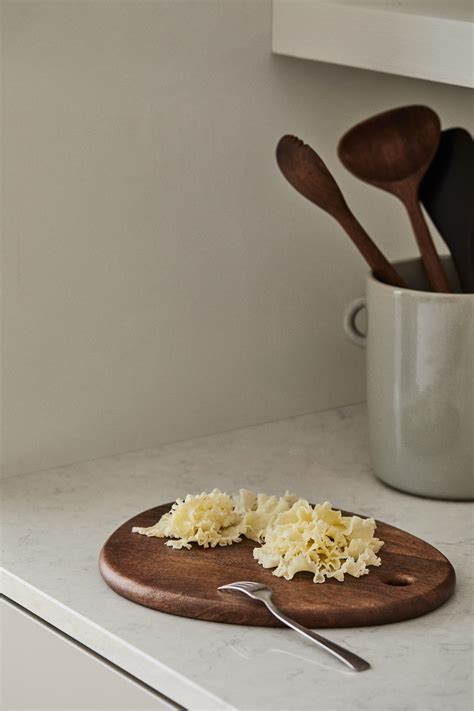 Small asymmetric mango wood cutting board - Brown - Home All | H&M IN