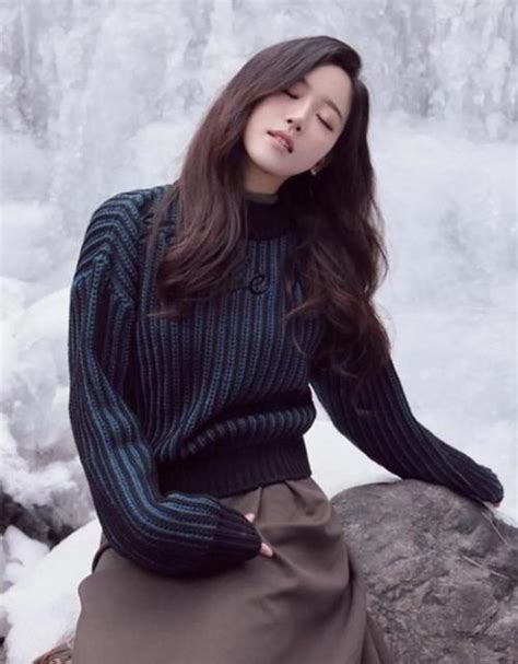 韩国女艺人姜汉娜为某杂志最新一期拍摄一组春装写真，映衬明媚春天气息-新闻资讯-高贝娱乐