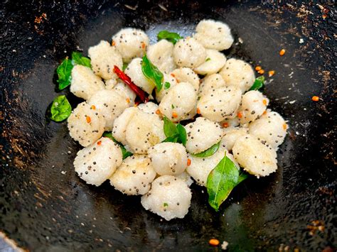 Uppu Arisi Kozhukattai Recipe (Savoury Rice Coconut Modaks) - Girijapa ...
