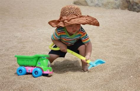 小孩玩沙子 高清摄影大图-千库网