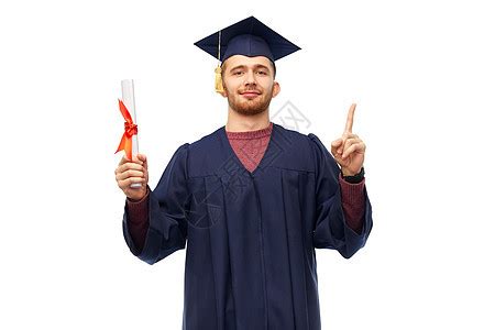 穿着学术礼服的成功毕业生拿着文凭高清图片下载-正版图片502616233-摄图网