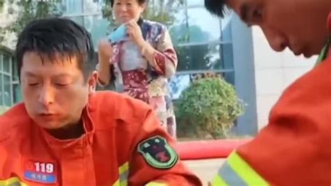 河南消防员三年来不及回家探亲 看到母亲一秒破防_凤凰网视频_凤凰网