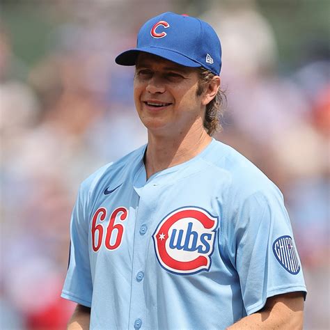 Hayden Christensen & Daughter Briar Rose Perform Duet at Cubs Game ...