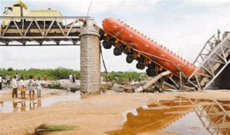 印度一在建大桥因雷雨坍塌：耗资百亿卢比 官员下令调查_新浪新闻
