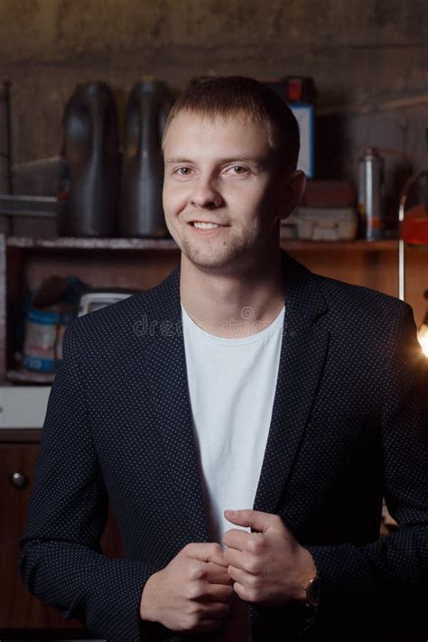 Man in Suit 的图像结果