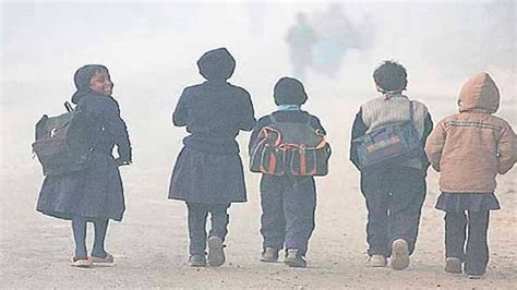 शीत लहर के चलते ग्वालियर में बदली स्कूल टाइमिंग, अब 11 बजे के बाद शुरू ...