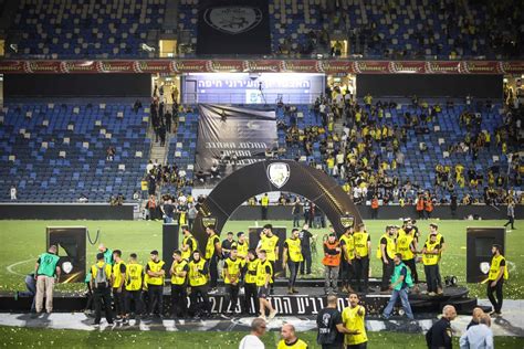 Court reverses Beitar Jerusalem's State Cup ban after mass pitch invasion