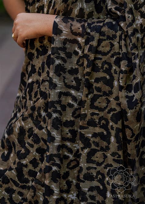 Chiffon Leopard Printed Saree – Vastrasuka