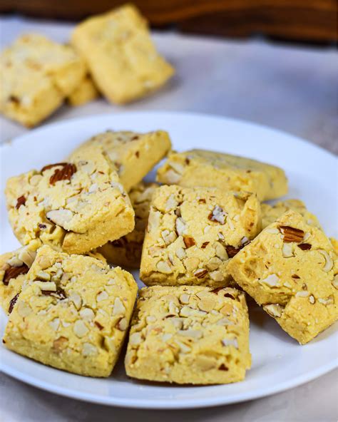Order Tin Cashew Almond Cookies Online Only@ Merak cakes – Merak Cakes