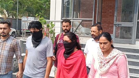 Cop among two held with 440-gm heroin - Hindustan Times