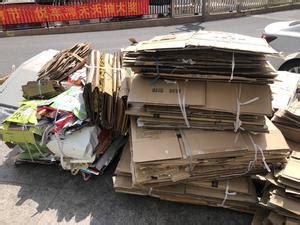 废品回收站占道经营影响环境 多部门联合执法清理取缔