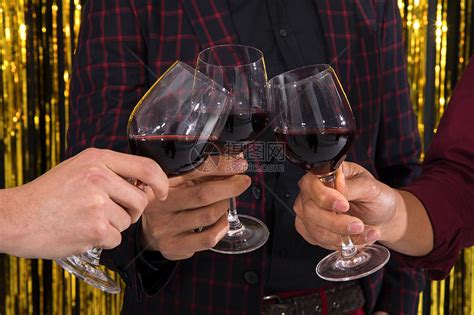 青年聚会大家在喝红酒高清图片下载-正版图片500811713-摄图网