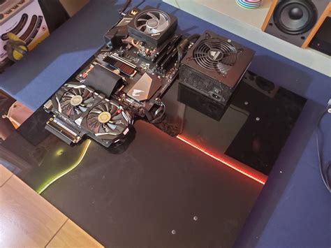 Computer Inside Wall 的图像结果