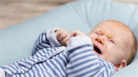 शिशु को ओवरफीडिंग करवाने के संकेत | Signs Of Overfeeding Baby In Hindi ...