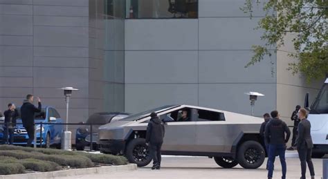 Tesla Cybertruck with raised suspension spotted “off-roading” at Palo Alto – ilovetesla.com