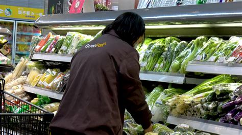 超市工作人员：坚守工作一线 方便顾客消费_腾讯新闻