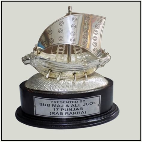 Brass Molded Boat – Decorative Trophy & Award for Nautical Excellence