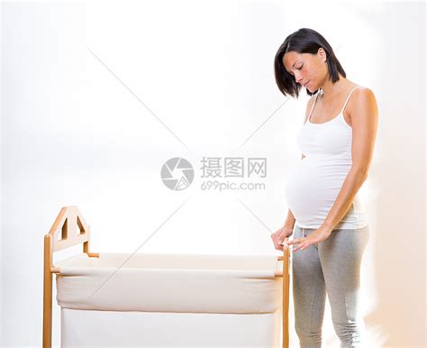 美丽的孕妇梦想与婴儿摇篮一起做梦高清图片下载-正版图片321406133-摄图网