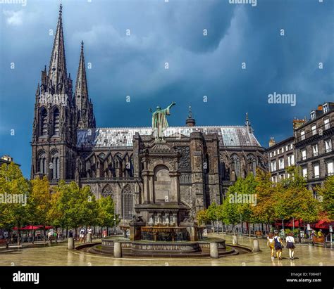 Cathedrale notre dame de lassomption de clermont ferrand hi-res stock ...