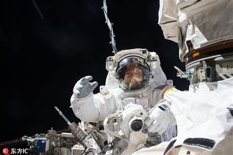 国际空间站两名宇航员进行首次太空行走 修理机械臂