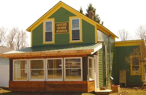 Gitche Gumee: Agate And History Museum - Lake Superior Circle Tour
