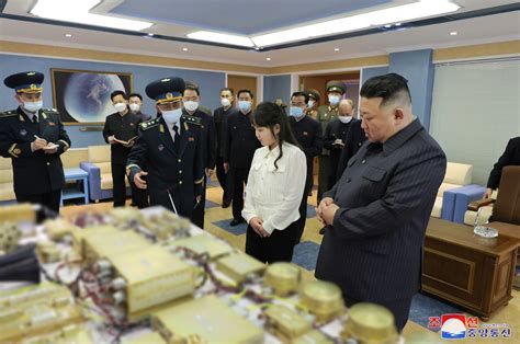 朝鲜首颗军事侦察卫星准备就绪，金正恩现场指导工作__财经头条