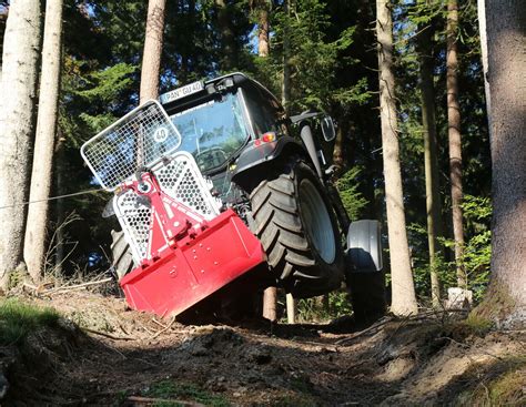 Forst-Technik: Elektronik verhindert Umkippen des Seilwinden-Traktors