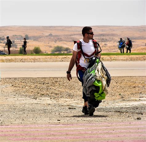 Parachuting 的图像结果